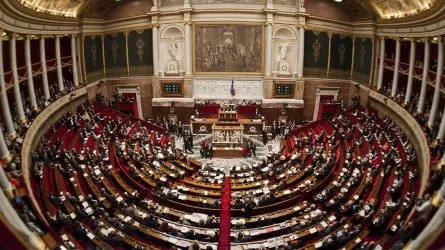 Франция зейнет жасын көтеру жөніндегі реформаны қабылдады