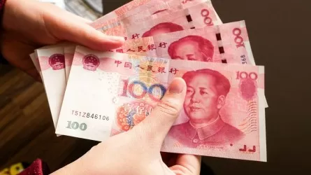 Юань уверенно растет к доллару
