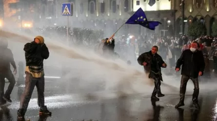 В Тбилиси протестующих разгоняли водометами