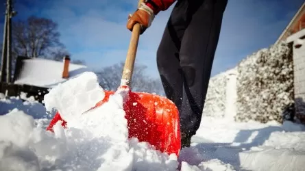 Владельцев частных домов в Астане попросили очистить дворы от снега