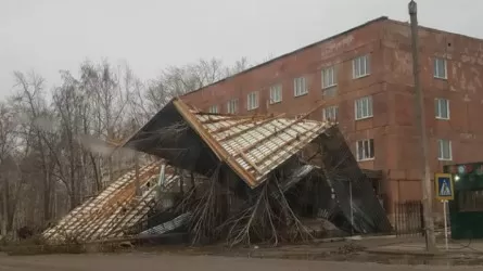 От штормового ветра в Павлодарской области пострадали крыши и энергетика
