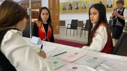 Девочки-двойняшки вместе пришли на выборы в области Абай
