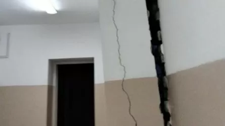 «Қабырғасы сөгіліп тұр»: Ақтөбеде ауыл тұрғындары мектептің ахуалына алаңдайды