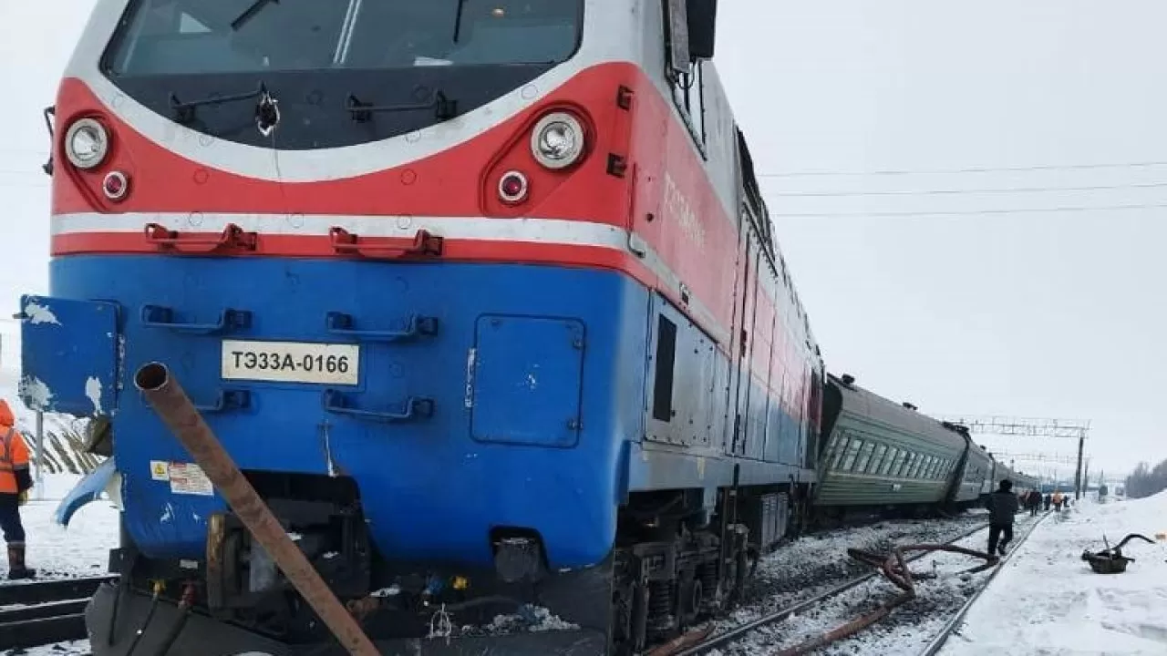 В Актюбинской области тепловоз сошел с рельс