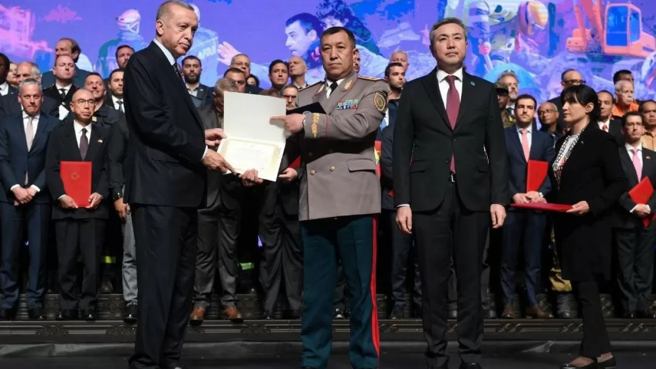 Землетрясение в Турции: Эрдоган наградил спасателей из 80 стран
