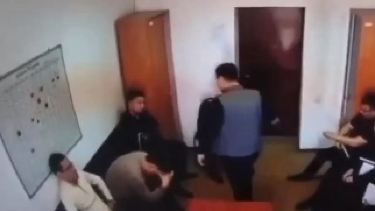 Ақтауда полиция бастығының орынбасары қызметкерін ұрып-соққан