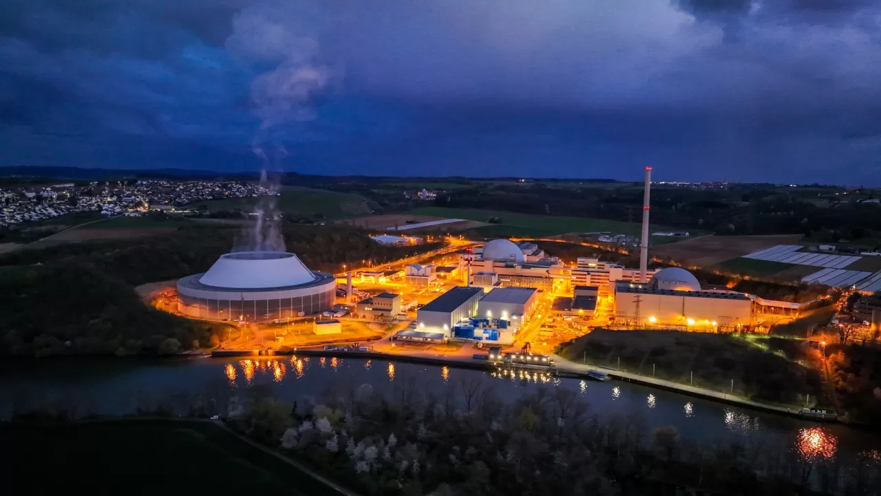 Германия отключает последние три атомные электростанции
