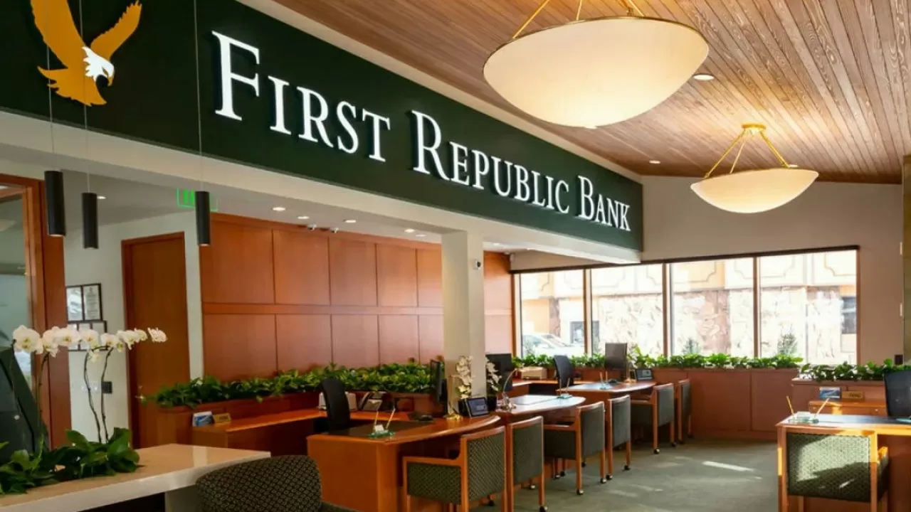 На 50% подешевели акции американского First Republic Bank