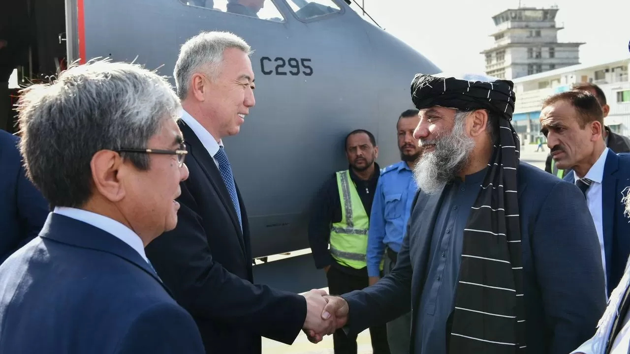 Казахстан направил около 5,5 тыс. тонн гуманитарной помощи в Афганистан