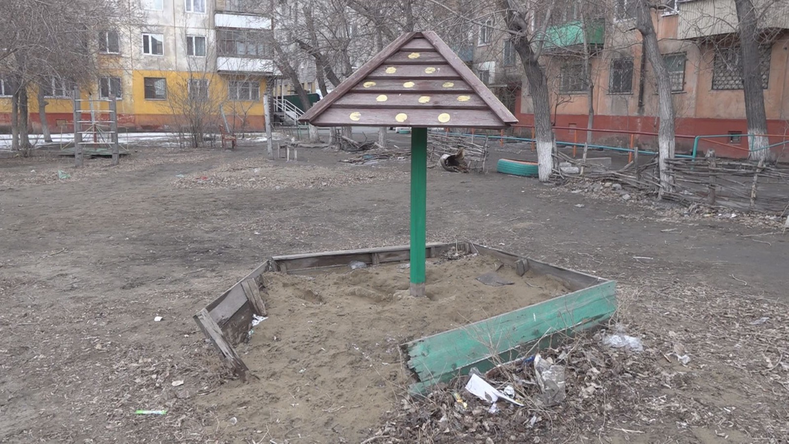 Семейдегі балалар ойын алаңдарының жағдайы адам шошырлық