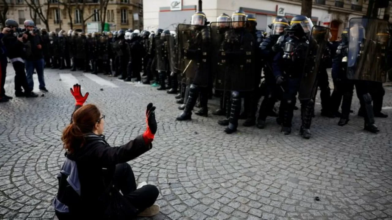 Французы против пенсионной реформы: в стране продолжаются массовые протесты 