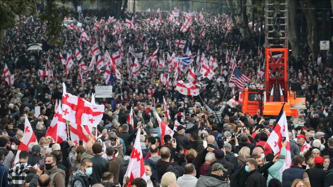 Грузияда бес мың адам қатысқан бейбіт митинг өтті