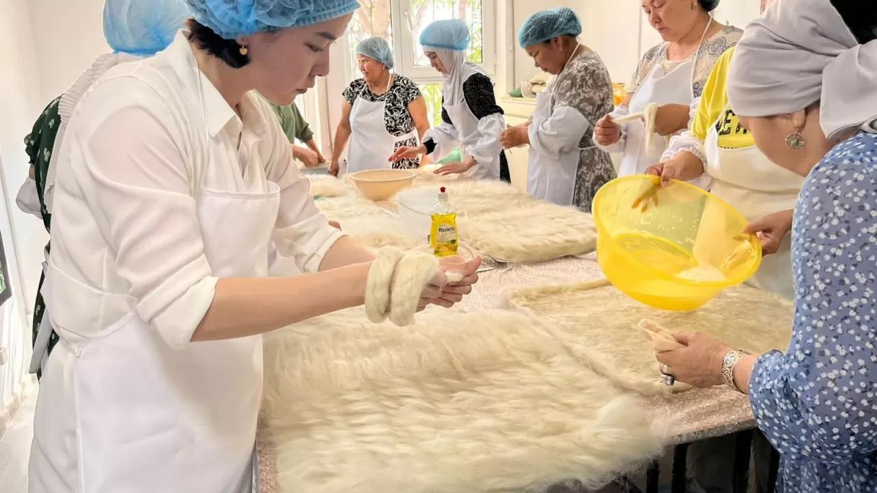 Ауылдың жұмыссыздары мен оқушылары киізден өнім өндіруде