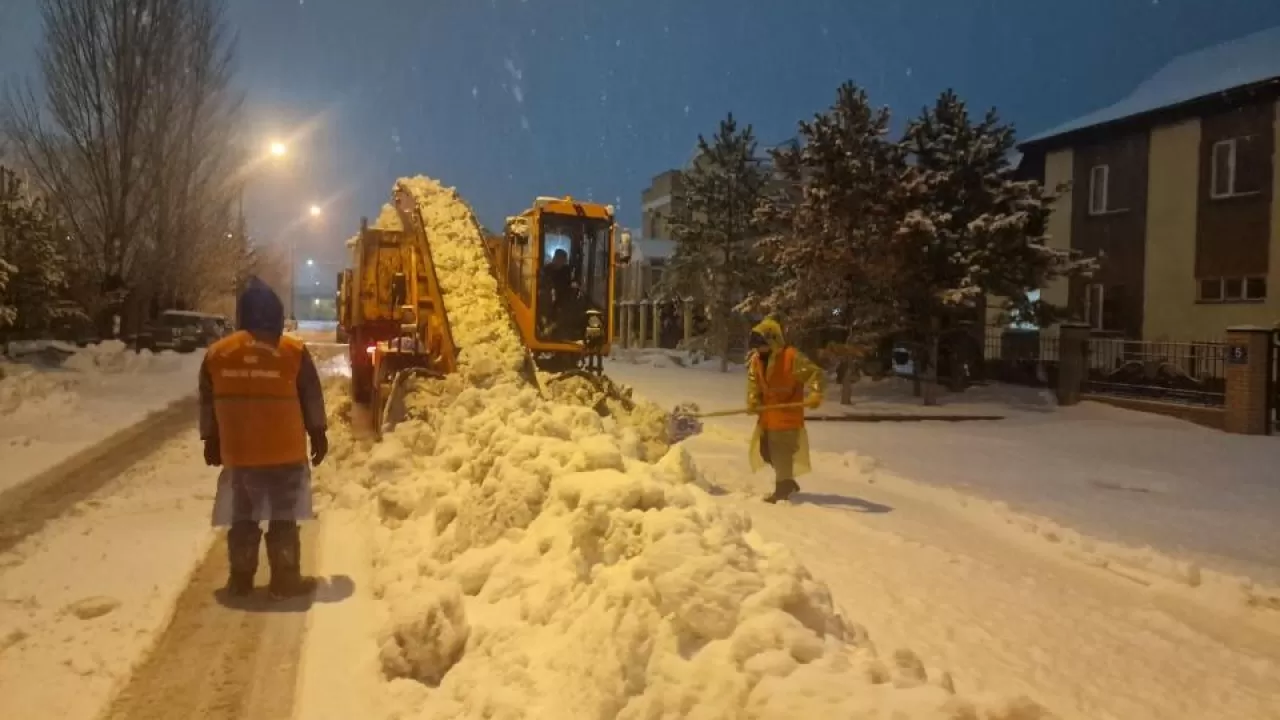 В Астане за ночь вывезли более 36 тысяч кубометров снега