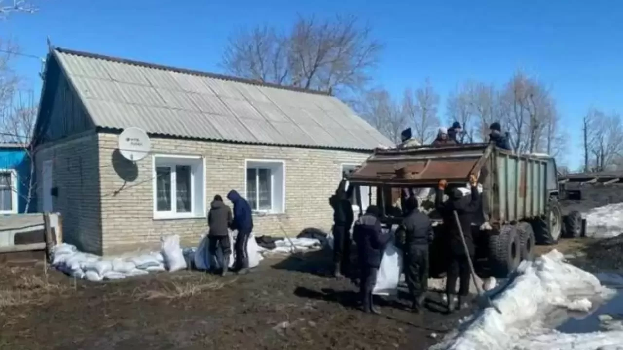 Спасатели откачивают воду в селе Карамырза Костанайской области