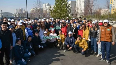 Қасым-Жомарт Тоқаев елордада сенбілікке қатысып, жастармен бірге ағаш отырғызды