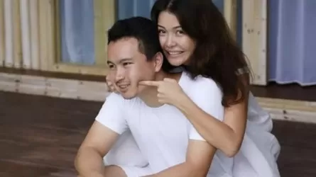 «Онымен бақыттымын»: Әсел Сәдуақасова өзінен 7 жас кіші жігітін көрсетті