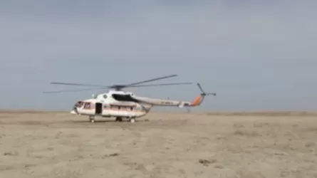 Вертолет 14 раз сливал воду на горящий камыш в Атырауской области