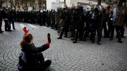 Французы против пенсионной реформы: в стране продолжаются массовые протесты 