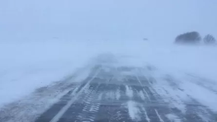 Снежный ад в Казахстане: сразу 15 участков трасс закрыли для транспорта 