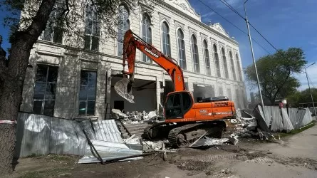 В Алматы сносят крупный ресторан