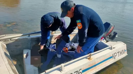 Өскемендік құтқарушы өзенге батып бара жатқан адамды аман алып қалды