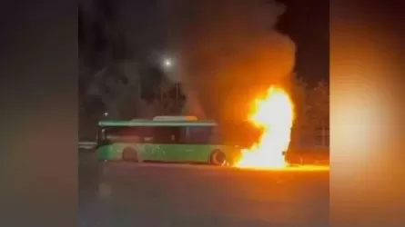 В Алматы загорелся автобус
