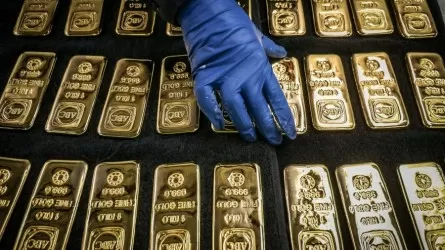 Центробанки в мире сокращают золотовалютные резервы