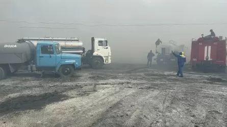 В Костанайской области горит битум на бывшем асфальтобетонном заводе