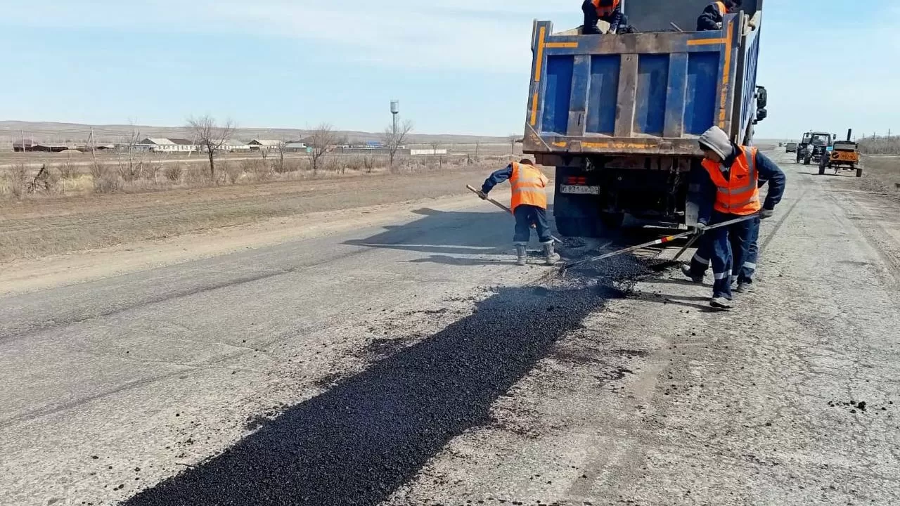 Дорожники латают ямы на республиканской трассе Актобе – Карабутак