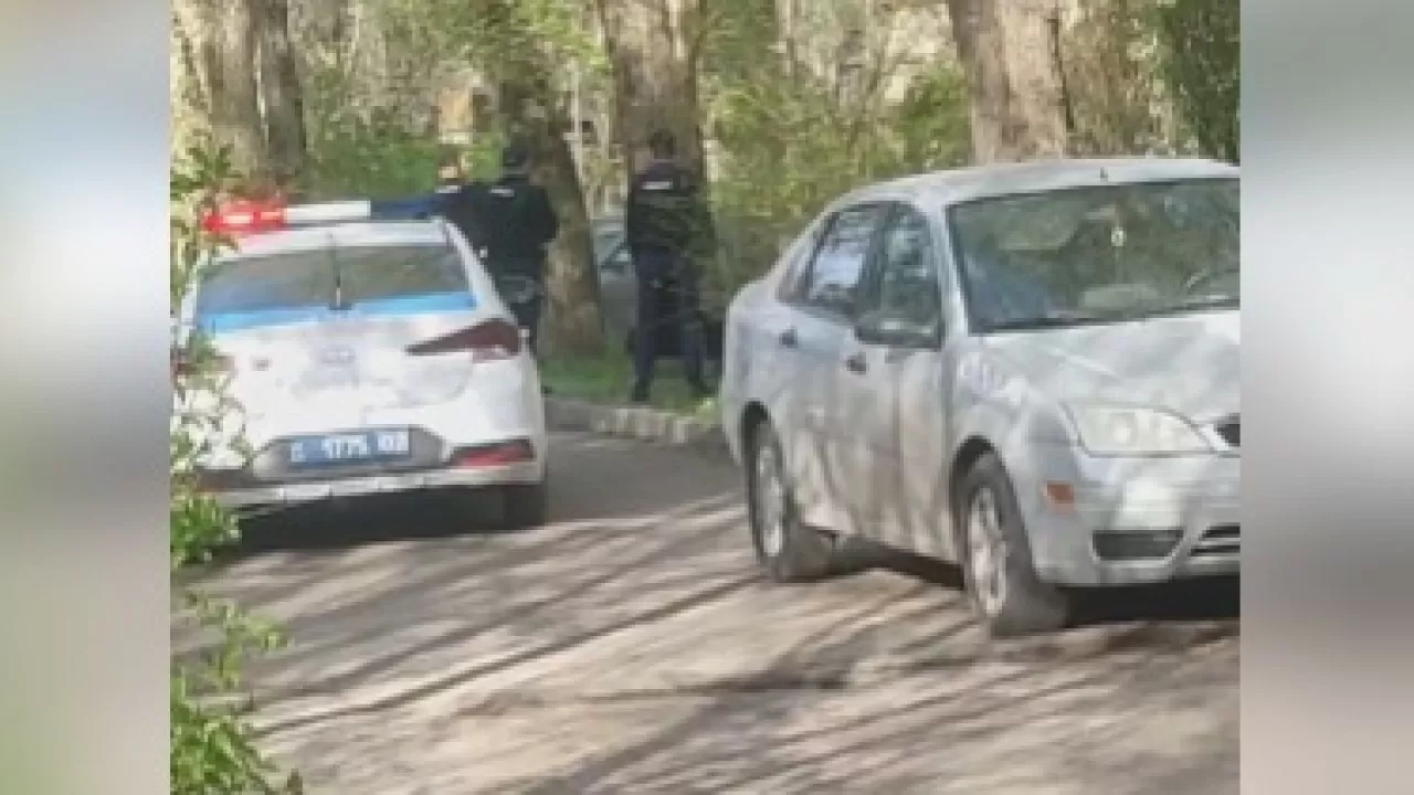 Алматыда ер адам үйінің терезесінен оқ жаудырды