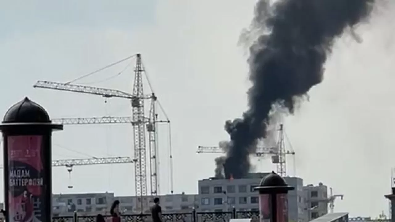 Взрыв и пожар: в Астане тушат возгорание на новостройке