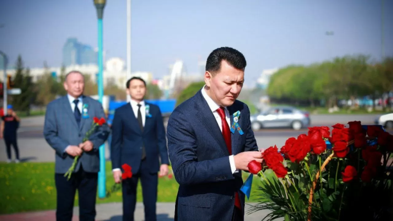 Ерлан Карин возложил цветы к памятнику Рахимжана Кошкарбаева