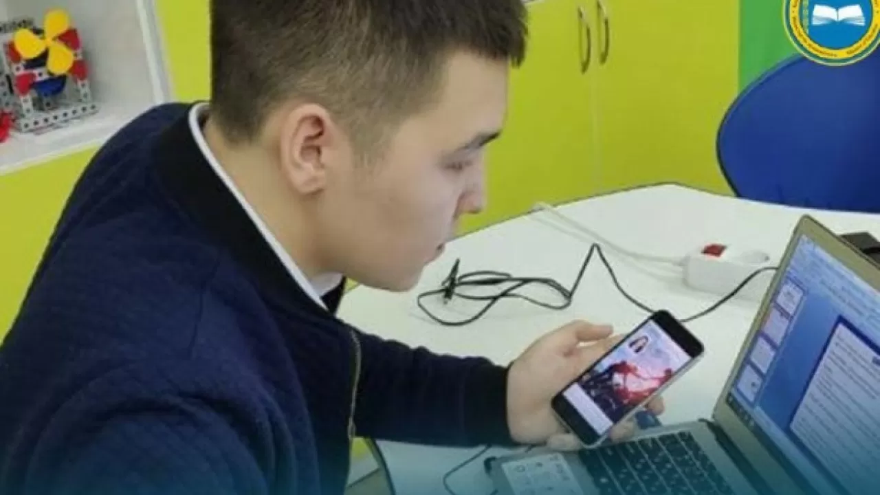 Мектеп оқушысы медицина қызметкерлеріне арналған қосымша ойлап тапты
