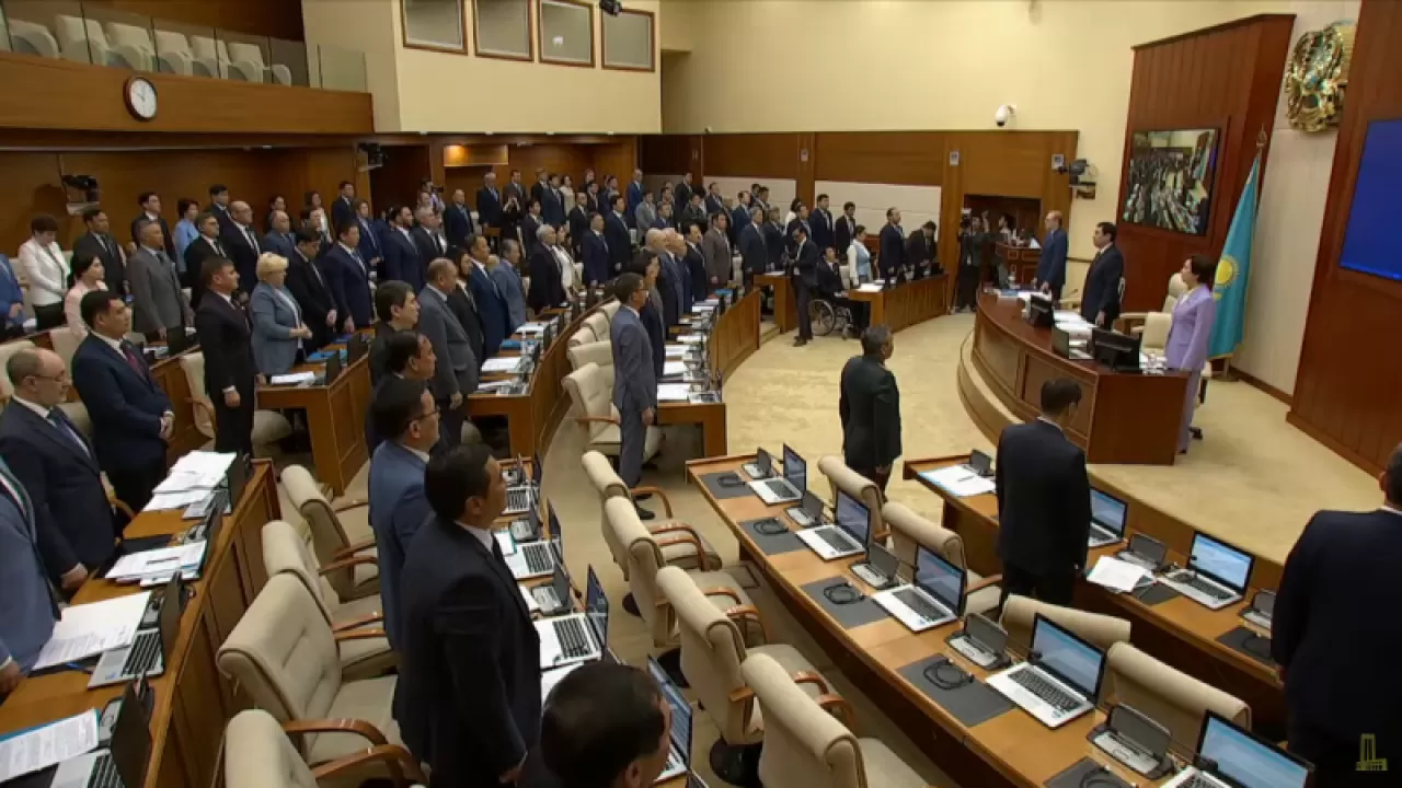 31 мамыр: Мәжілістің жалпы отырысы бір минут үнсіздікпен басталды