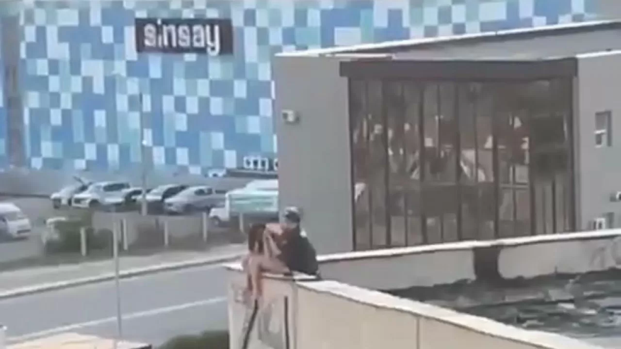 Ақтауда жасөспірім қыз көпқабатты үйдің шатырынан секірмек болды