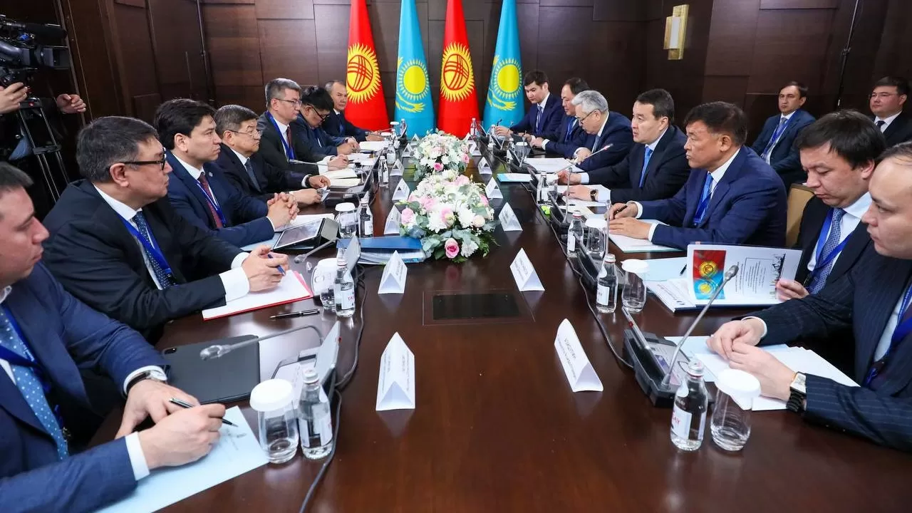 Әлихан Смайылов Қырғызстан Президент Әкімшілігінің басшысы Ақылбек Жапаровпен келіссөздер жүргізді