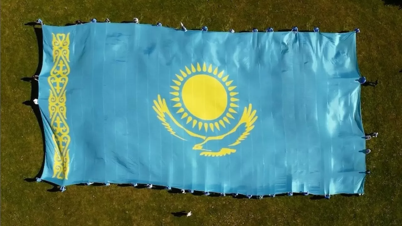 Хоккейден әлем чемпионатында қазақстандық жанкүйерлер 800 шаршы метрлік туды жайды