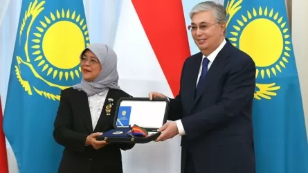 Токаев наградил президента Сингапура орденом "Достык" І степени 