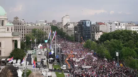 В Белграде прошел массовый проправительственный митинг