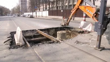 Коммунальное ЧП: тротуар провалился в Житикаре Костанайской области 