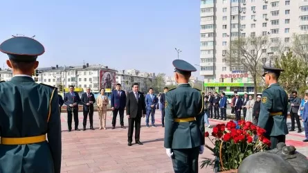 Ерлан Қошанов Әлия Молдағұлованың ескерткішіне гүл шоғын қойды