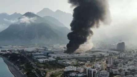 Огонь и взрывы: в Анталье вспыхнул крупный пожар