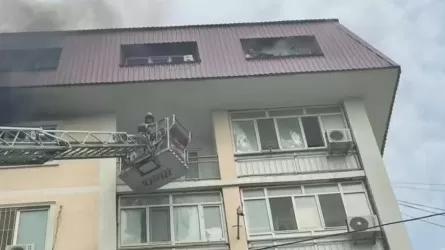 Семь человек спасли пожарные из горящей квартиры в Атырау