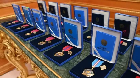 Орденами и медалями наградил ряд военнослужащих Токаев