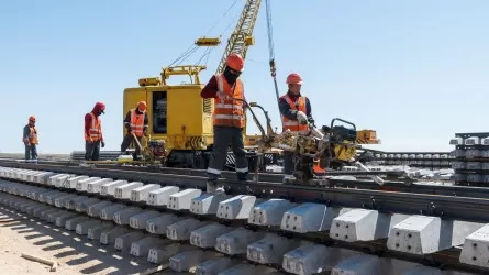 КТЖ вводит ограничения скорости для поездов из-за ремонта путей