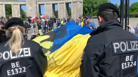 В Берлине сняли запрет на флаг Украины на 9 Мая, но оставили на российский