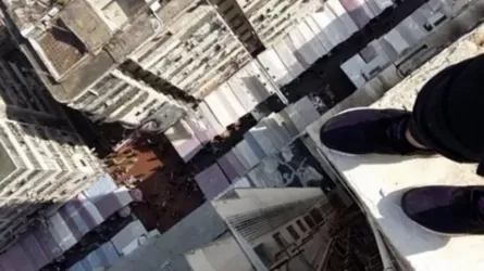 В Экибастузе мужчина планировал спрыгнуть с крыши дома из-за обиды на день рождения