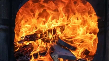 Павлодар окутал смог из-за пожара на свалке 