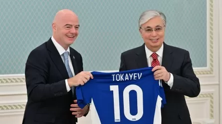 Токаев сообщил главе ФИФА, что в Казахстане футболом занимаются более 1 млн человек